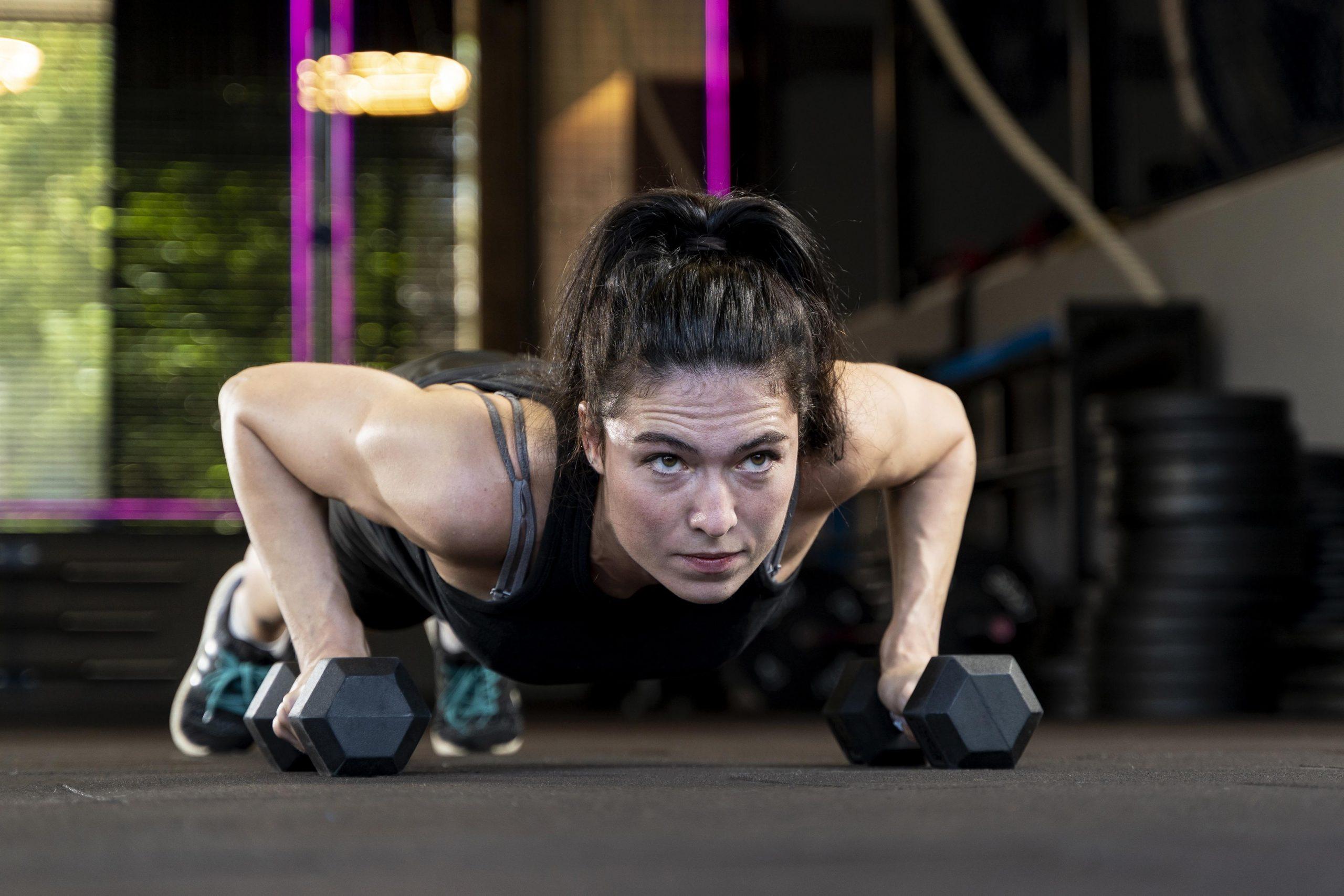 close-up-woman-doing-crossfit-workout